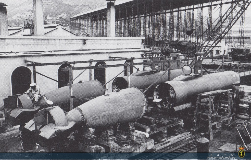 Los dos "Foca" en las instalaciones de la E.N. Bazán en Cartagena. La foto podría haberse tomado hacia 1963 cuando el primero ya estaba entregado a la Armada y el segundo lleva todavía la numeral de construcción F-2.